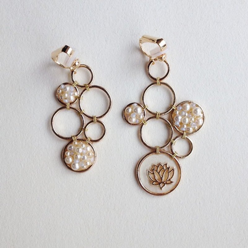 Vintage Pearl and "day-to-day bubble" of water lily earrings (Mimi夾) - Earrings & Clip-ons - Other Metals Gold