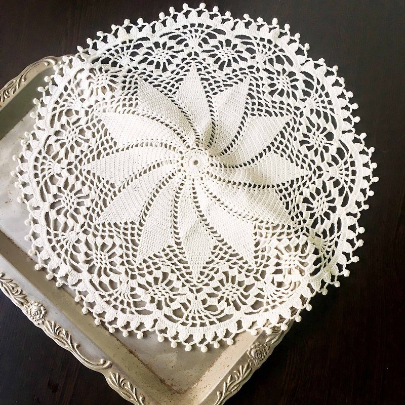 北歐雜貨-瑞典手鉤蕾絲花象牙白裝飾桌布  Handmade doily point-lace crochet  tablecloth - 餐桌布/餐墊 - 棉．麻 白色