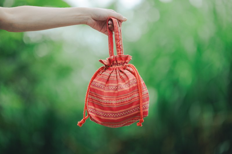 [Wei Ai Woven Textile] Original folk style drawstring bag - กระเป๋าถือ - ผ้าฝ้าย/ผ้าลินิน สีแดง