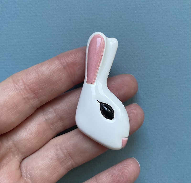 Bunny Ceramic Pin. Rabbit Brooch Jewelry. Animal Pin - 胸針 - 陶 白色
