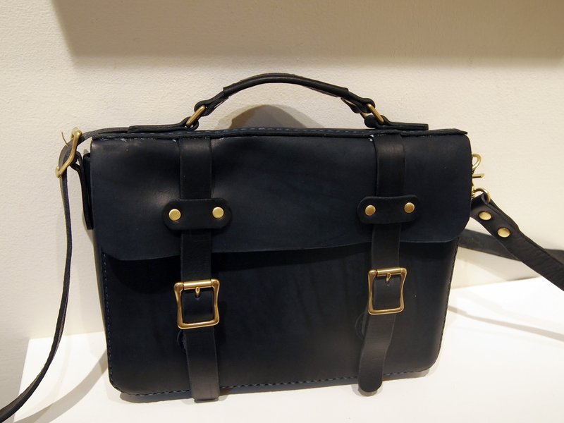 Small briefcase with pointed eel buckle strap - กระเป๋าแมสเซนเจอร์ - หนังแท้ สีส้ม