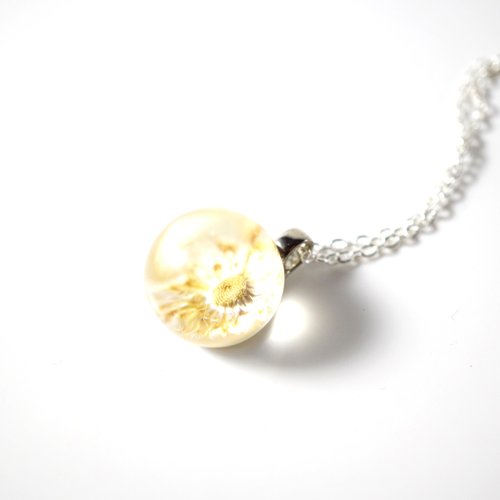 A Handmade Beige Chrysanthemum Crystal Gel Necklace