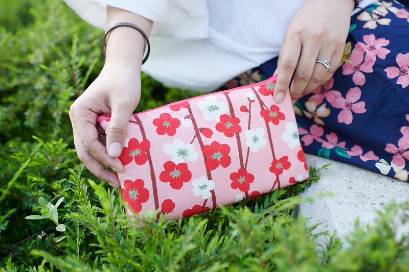 Multi-purpose and Zlatan small bag-red and white small flowers - กระเป๋าเครื่องสำอาง - ผ้าฝ้าย/ผ้าลินิน สึชมพู