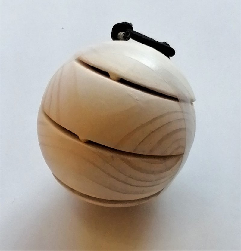 Sounding Object Ball 3, a chord castanet L size, 6cm (2.36 inch) in diameter - Items for Display - Wood White