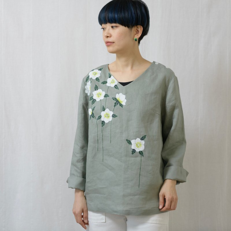 Linen V-neck blouse with Christmas rose pattern - เสื้อเชิ้ตผู้หญิง - ผ้าฝ้าย/ผ้าลินิน สีเขียว