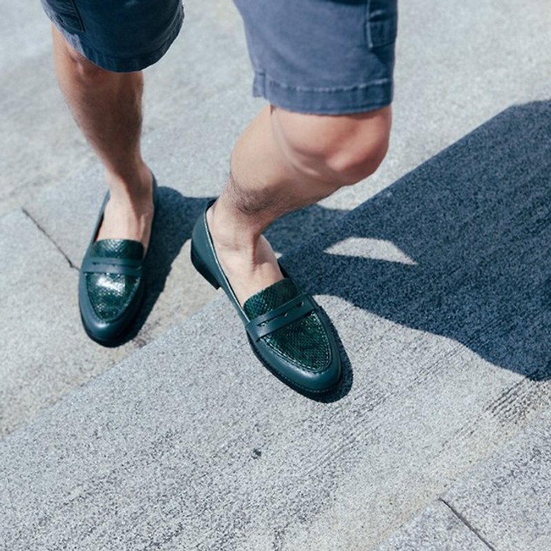 [クリア]は、古典的な手ステッチ革靴カルフール濃い緑色のヘビの男性を呈します - スリッポン メンズ - 革 グリーン