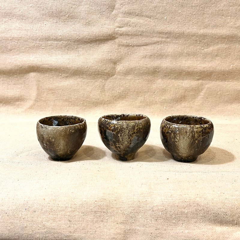 Golden color falling ash and simple wood-fired three-cup set / a set of three cups / small ordinary handmade - ถ้วย - ดินเผา 