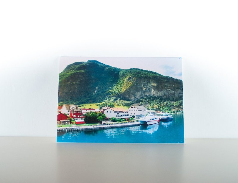 写真はがき：ノルウェーのフィヨルドの端にある小さな町I - カード・はがき - 紙 多色