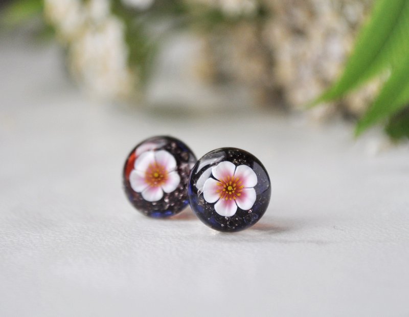 Sakura earrings Cherry blossom earrings White flower studs  Floral ear posts - 耳環/耳夾/耳骨夾 - 玻璃 粉紅色