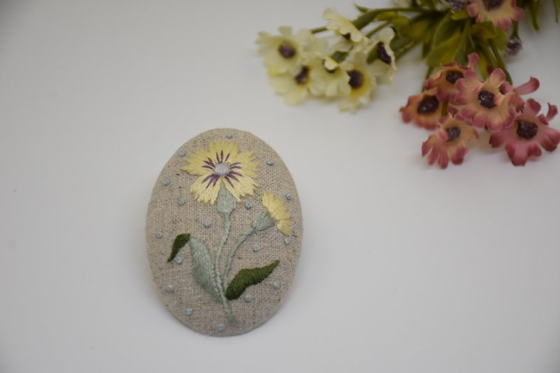 Embroidery brooch daisy - เข็มกลัด - ผ้าฝ้าย/ผ้าลินิน สีเหลือง