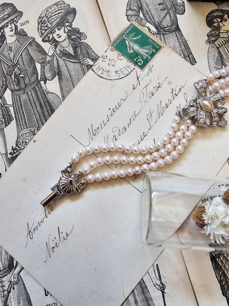 Vintage Richelieu Bracelet Cream Pearls with Silver Bow 【vintage jewelry】 - สร้อยข้อมือ - โลหะ สีเงิน