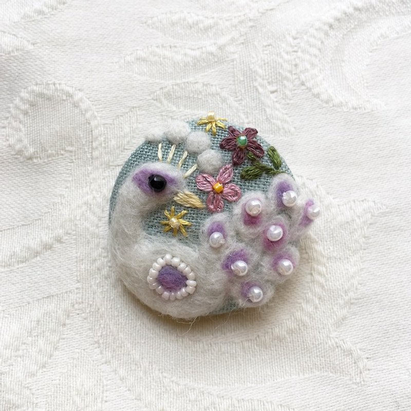 brooch of white peacock - Brooches - Wool Blue