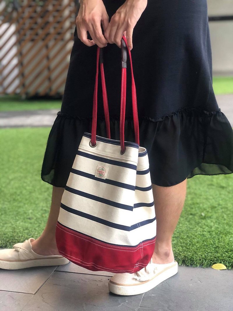 Red Stripe Canvas Bucket Bag w/ Strap Leather Handles - กระเป๋าแมสเซนเจอร์ - ผ้าฝ้าย/ผ้าลินิน สีแดง