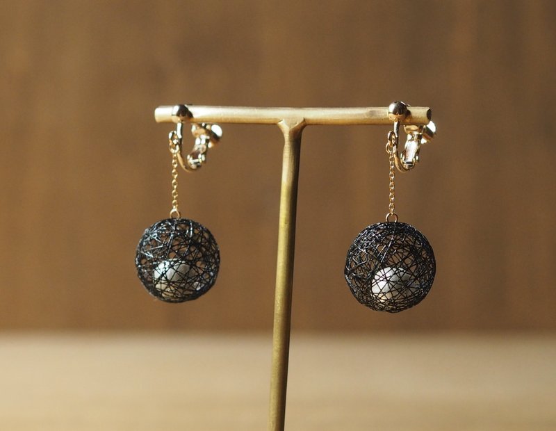 Hirari thread ball pearl Clip-On black - ต่างหู - ผ้าไหม สีดำ