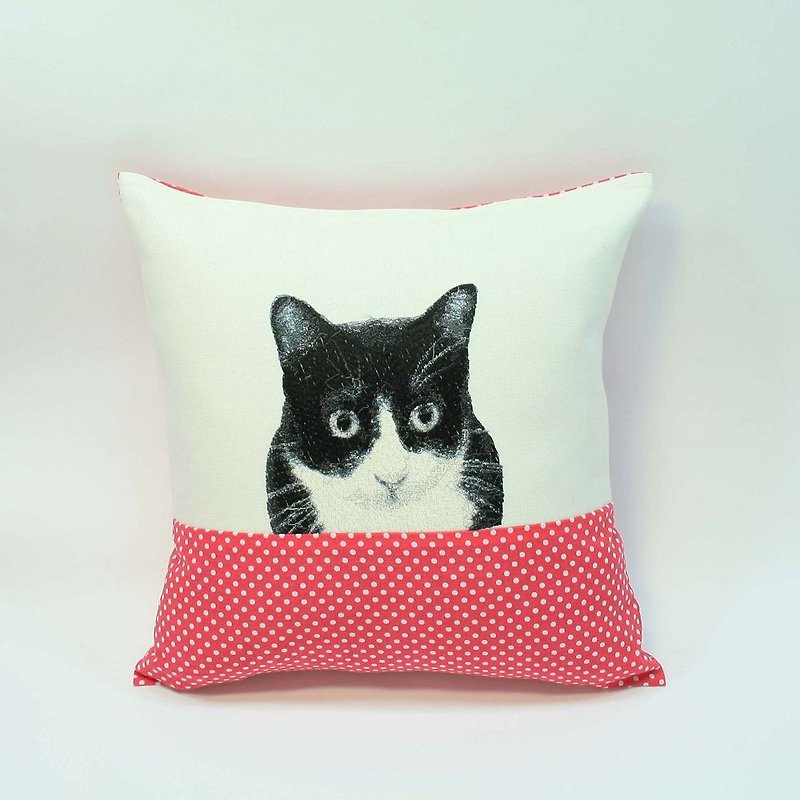 02 small black and white cat embroidery pillow - หมอน - ผ้าฝ้าย/ผ้าลินิน สีแดง