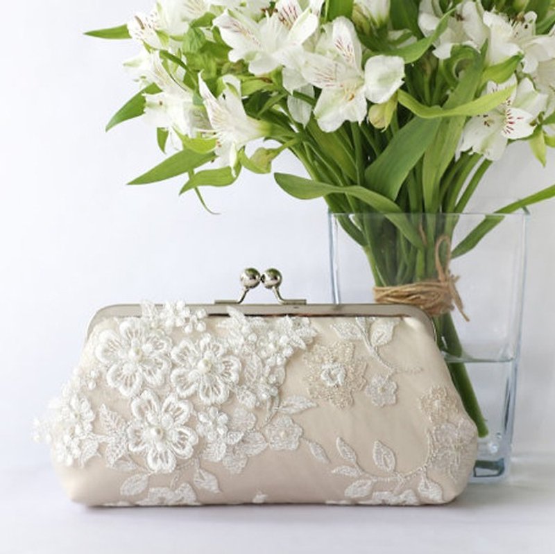 Handmade Clutch Bag in champagne & ivory | Gift for bridal | Pearl Sakura Cherry Blossoms Flower Vine Lace - อื่นๆ - ผ้าไหม ขาว