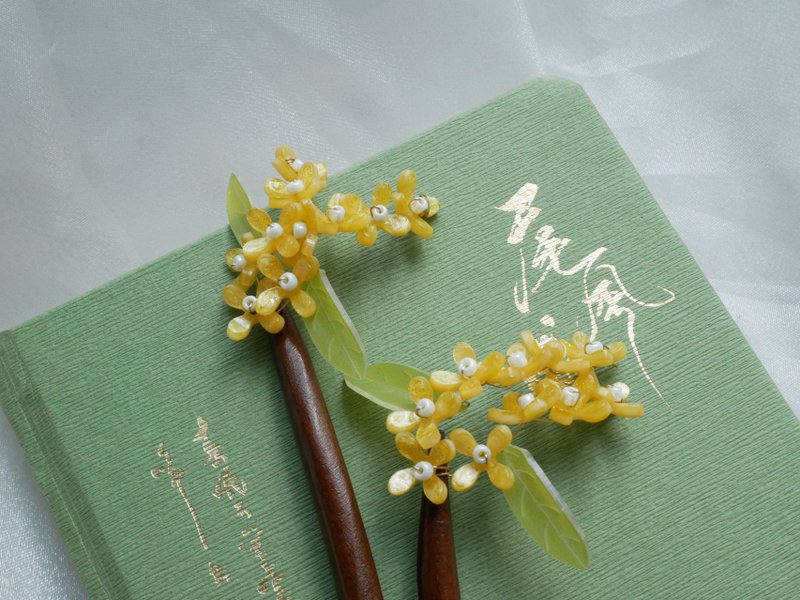 Osmanthus resin sandalwood cheongsam accessories hair comb hair accessories hairpin ancient Chinese style retro small fresh Hanfu - Hair Accessories - Wood Yellow