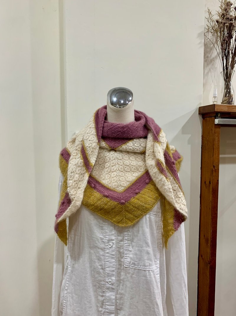 Handmade triangular wool shawl. . Adzuki bean leaves. Purple pink/white/yellow - ผ้าพันคอถัก - ขนแกะ 