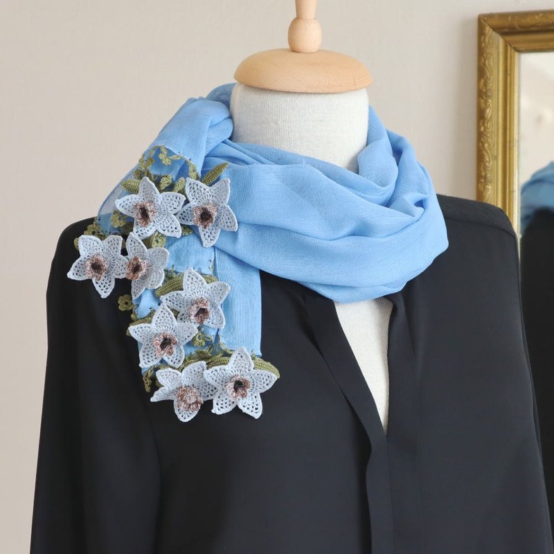 立体モチーフ 花のコットンストール　ー水仙ー　スカイブルー - 絲巾 - 棉．麻 藍色