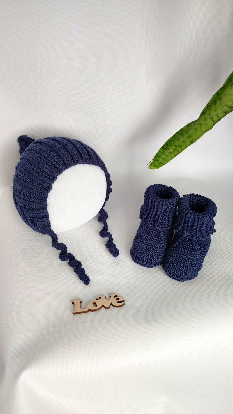 These cute merino wool baby booties and baby hat - ของขวัญวันครบรอบ - ลินิน สีน้ำเงิน