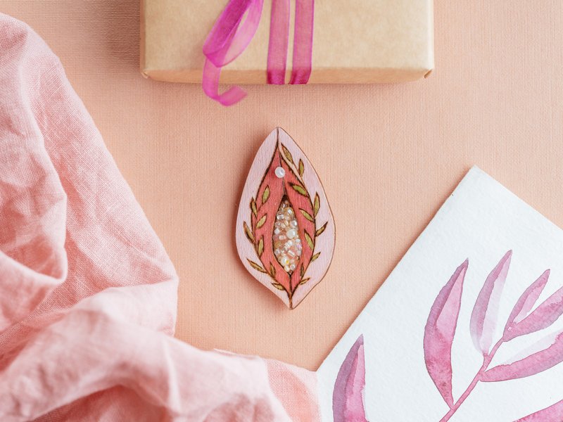 Yoni Handmade Brooch - 手工 禮物 - Feminist Pin - Wood Jewellery - yoni brooch - Brooches - Wood Pink