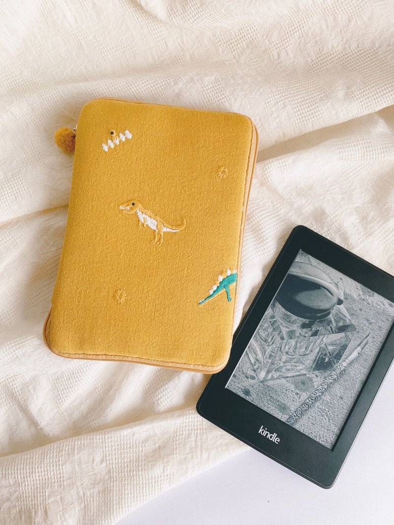 Cute love embroidery Tyrannosaurus Rex Mamenxilong e-reader waterproof storage bag hand account folder - แฟ้ม - ผ้าฝ้าย/ผ้าลินิน สีส้ม