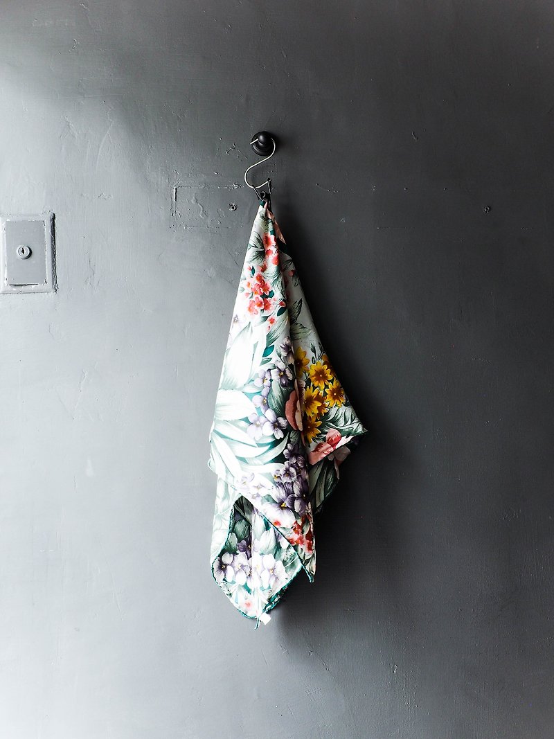 河水山 - 高知青青草綠花朵少女 古董絲質方巾  vintage scarf - 絲巾 - 絲．絹 綠色