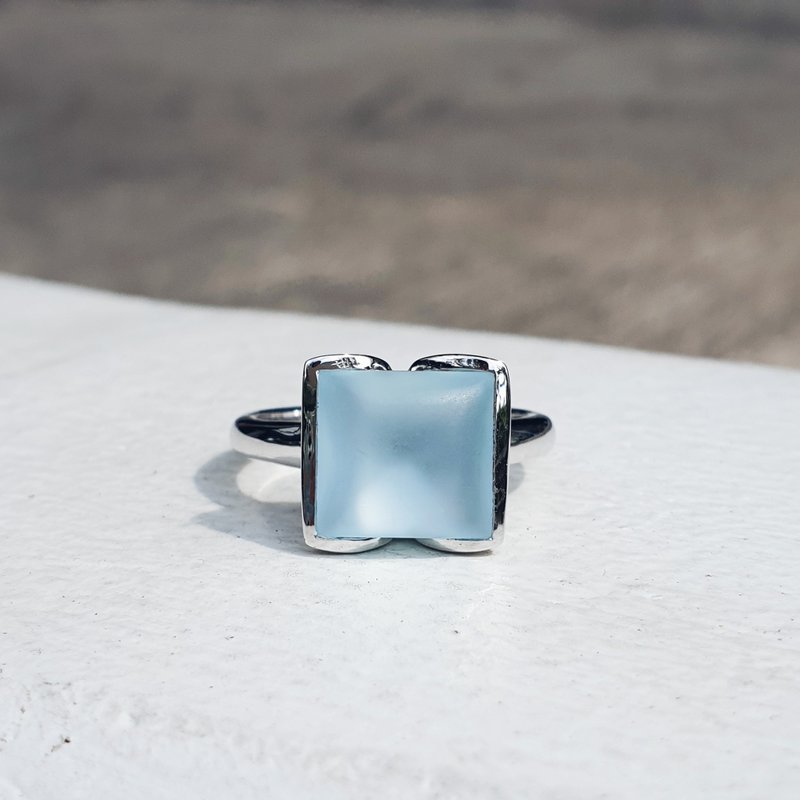 Large blue topaz ring decorated with CZ stones on the side, 925 Silver setting, white gold plated - 戒指 - 寶石 藍色