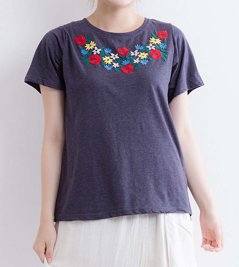 Colorful flower embroidered short sleeve cut - เสื้อผู้หญิง - ผ้าฝ้าย/ผ้าลินิน สีน้ำเงิน