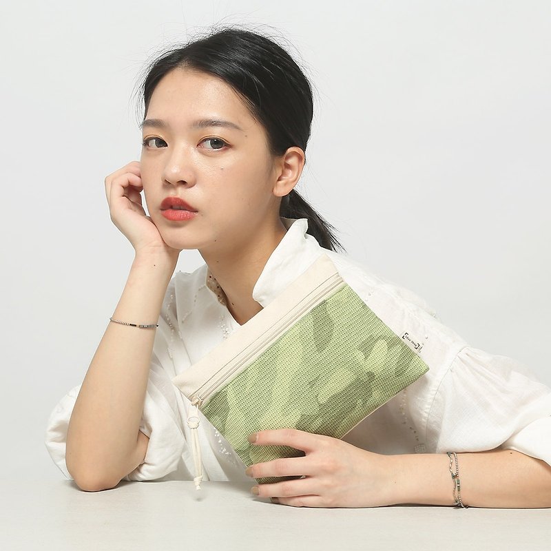 輕甜迷彩 LayBag 瞌睡包 化妝小物收納包 - 化妝包/收納袋 - 棉．麻 綠色