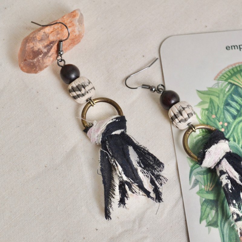 Gypsy Earrings | Ceramic Beads | Distressed Bronze Rings | - ต่างหู - ผ้าฝ้าย/ผ้าลินิน สีดำ