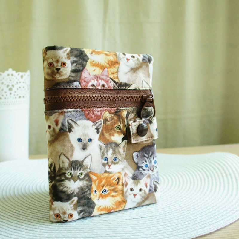 ラブリーアメリカンクロス【キャットダブルジッパー多機能ショートクリップパスポートカバー】クロスブックカバー - パスポートケース - コットン・麻 ブラウン