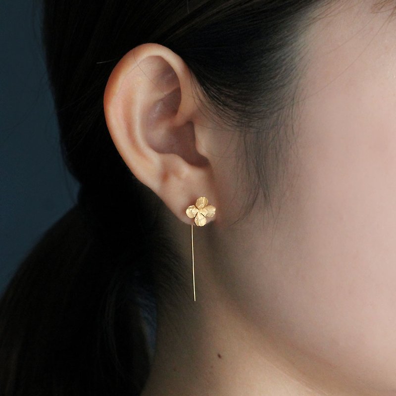 Clover earrings - 耳環/耳夾 - 其他金屬 金色