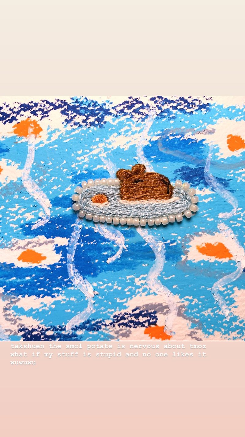 洗温泉的水豚君胸針 capybara in hot spring pin - 胸針/心口針 - 繡線 藍色