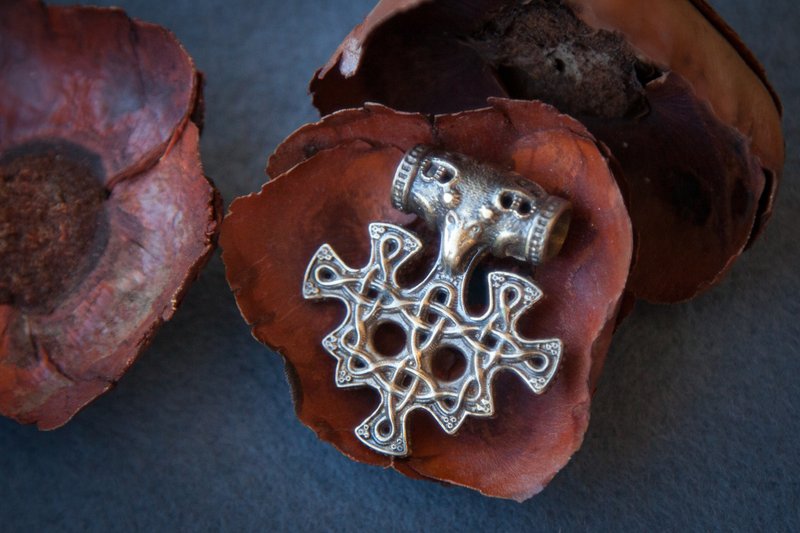 Viking cross pendant. Replica. Leather Necklace. Pagan jewelry. Present for him. - 項鍊 - 其他金屬 橘色