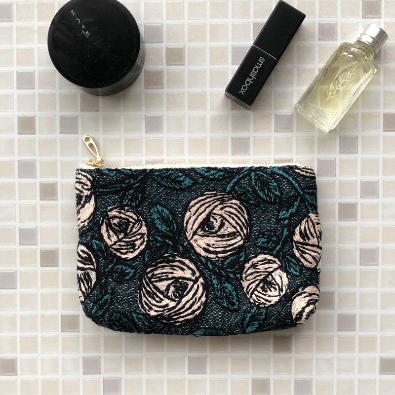 Handmade rose pattern cosmetic pouch, small, made of high quality fabric, Rosy Mina Perhonen, cosmetic bag, embroidered bag - กระเป๋าเครื่องสำอาง - ผ้าฝ้าย/ผ้าลินิน สีน้ำเงิน