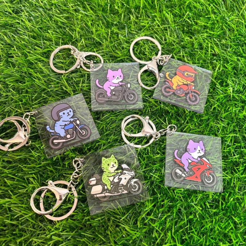 バイクに乗る猫ちゃん アクリルキーホルダー ユニークな小物 特徴的なデザイン オリジナル - チャーム - プラスチック 多色