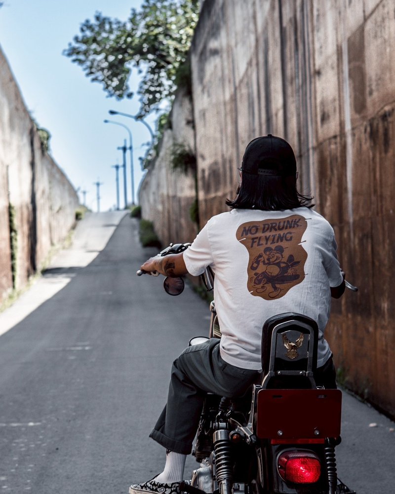 ''AFTER WORK'' NO DRUNK FLYING T-SHIRT 白 - 男 T 恤 - 棉．麻 白色