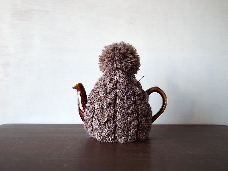 tea-cosy Brown tea-cosy with pom-poms in cable pattern - ถ้วย - ขนแกะ สีนำ้ตาล