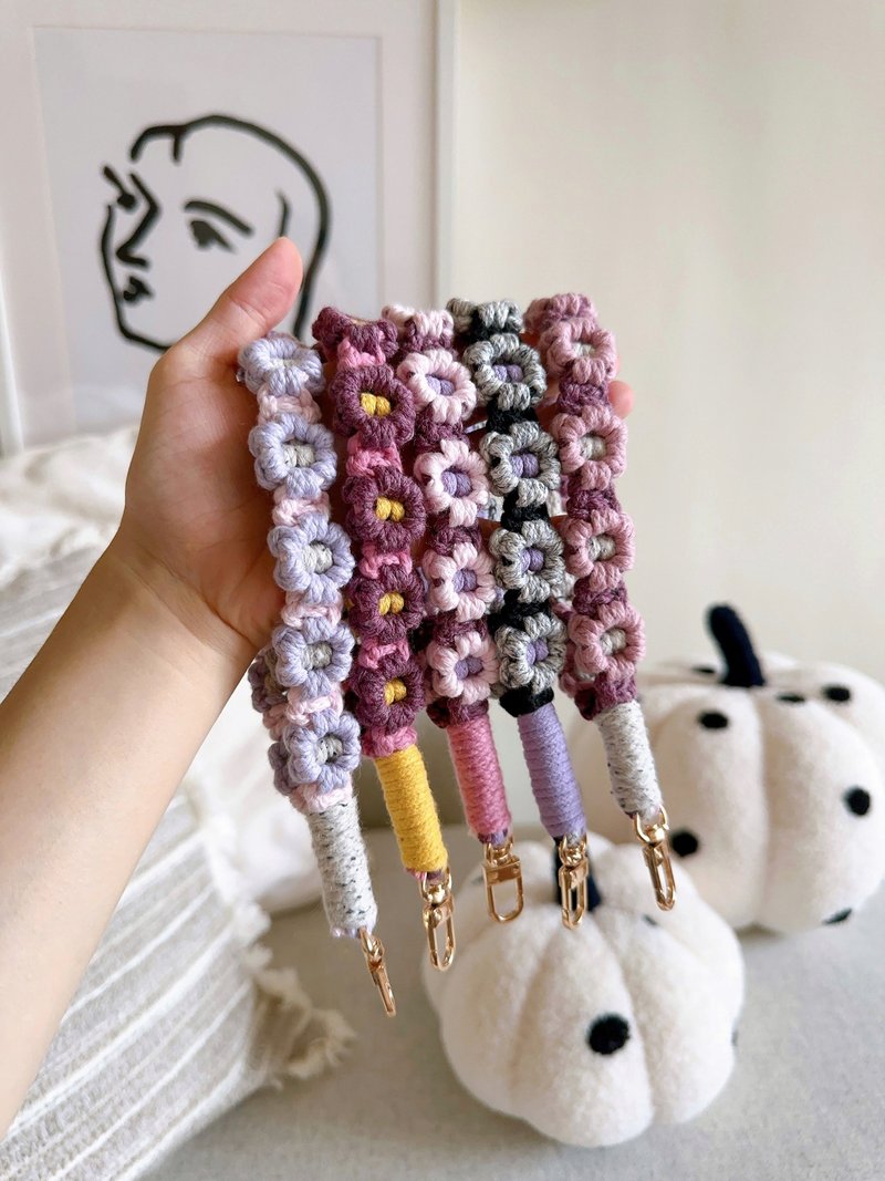 小花造型編織手機短鏈_現貨隔日出貨 - 證件套/識別證套 - 棉．麻 