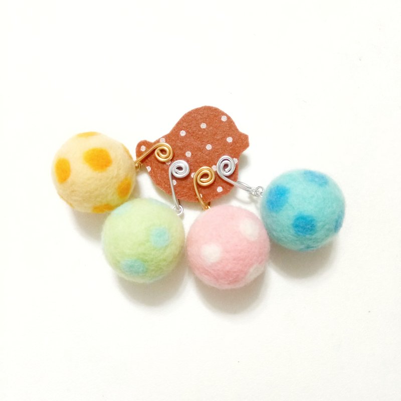 ขนแกะ ต่างหู หลากหลายสี - Shuiyu dot wool felt ball earrings-1 pair