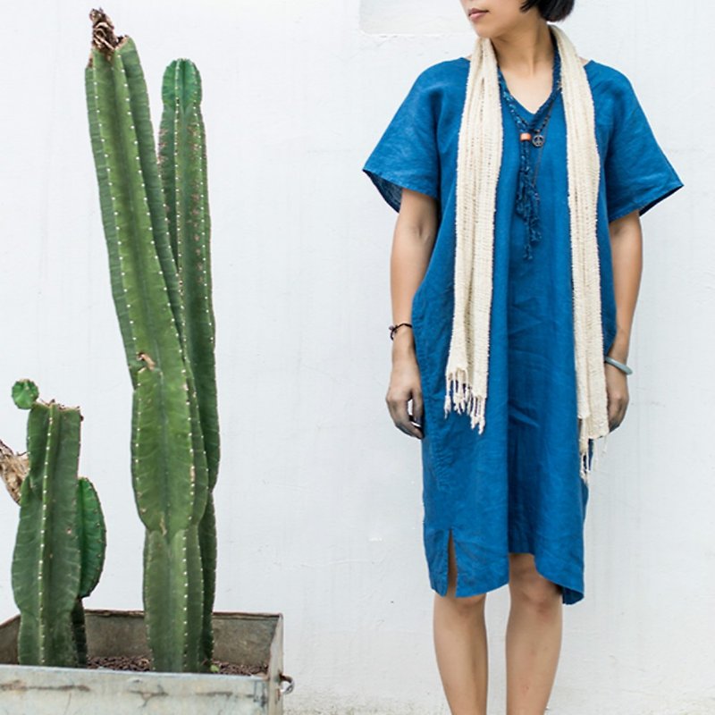Free | Natural Plants before and after the blue dyed large V collar loose short-sleeved dress rain linen pure linen plain blue dress skirt knee dress to do their favorite clothes look | Nanshan trees dyed NAMSAN INDIGO - One Piece Dresses - Cotton & Hemp Blue