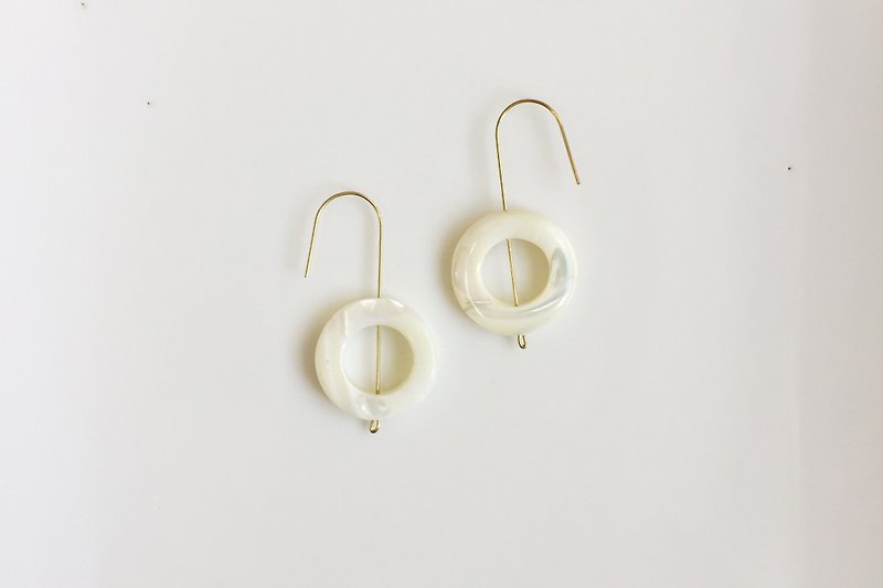 White squid rings Natural stone shell brass earrings - ต่างหู - เครื่องเพชรพลอย ขาว