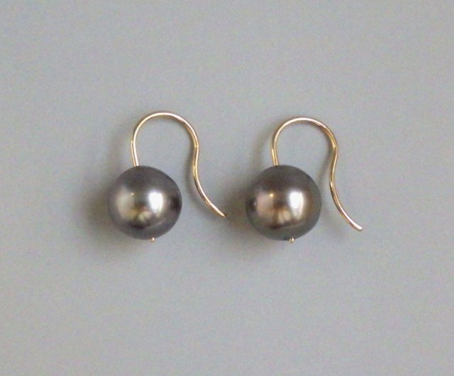 Black south sea pearl hook earrings Tahitian pearl K18 yellow gold