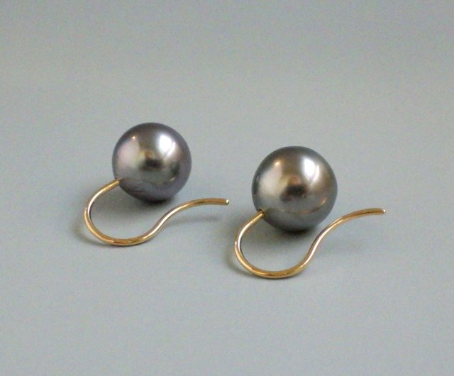 Black south sea pearl hook earrings Tahitian pearl K18 yellow gold