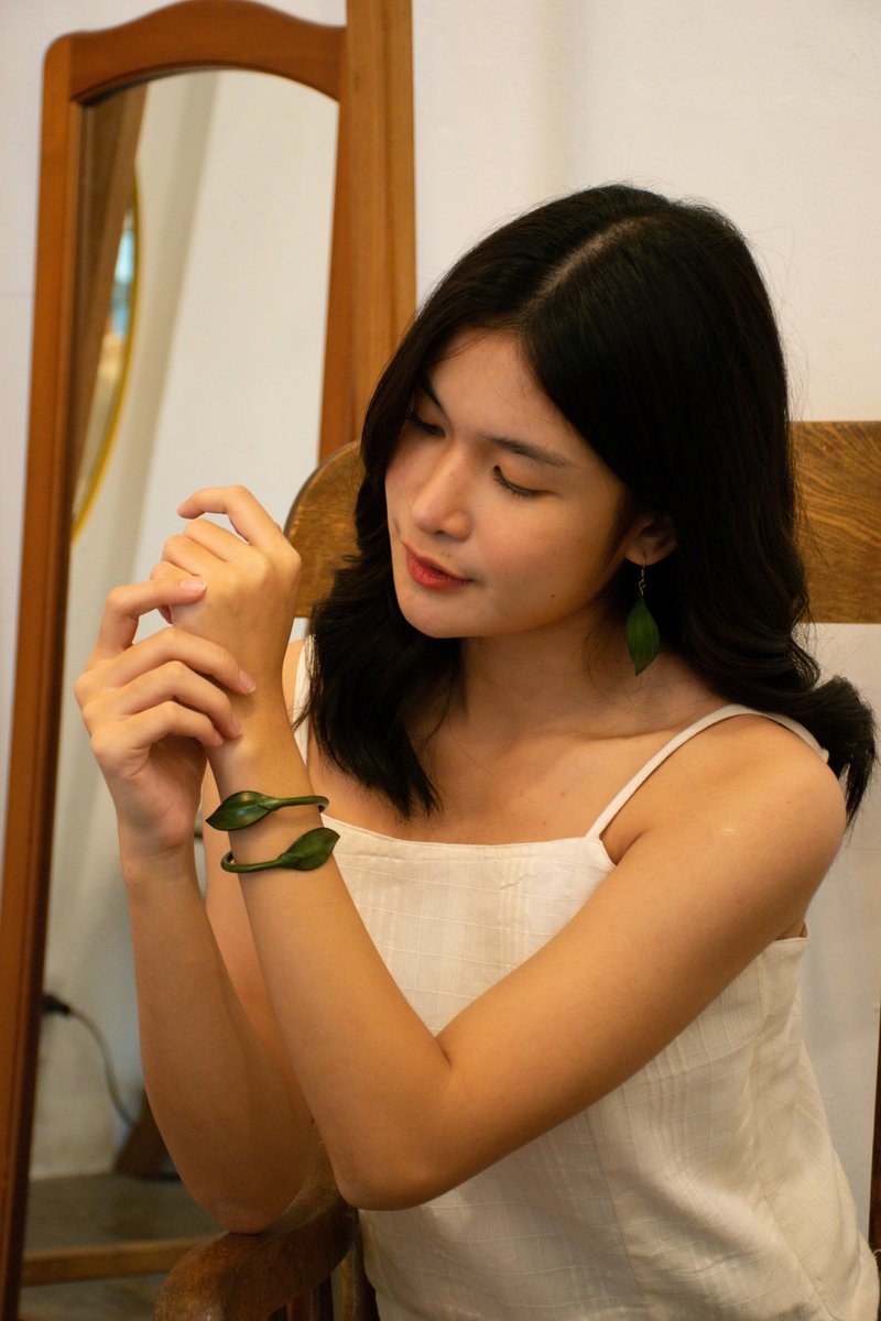 Leaf bangle, leather Bracelet, leather jewelry, gift for her, present for mom - 手鍊/手環 - 真皮 綠色