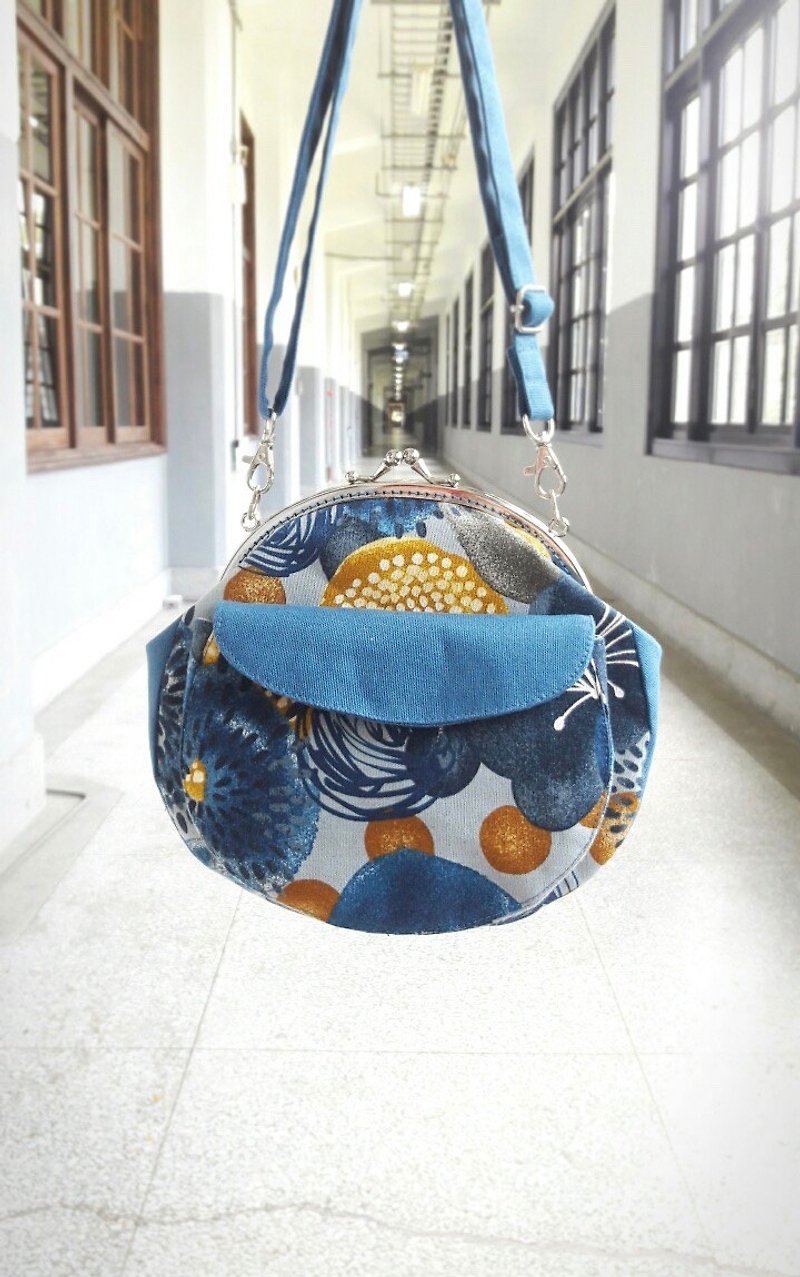 Japanese style big flower jingle bag/side back gold bag - กระเป๋าแมสเซนเจอร์ - ผ้าฝ้าย/ผ้าลินิน สีน้ำเงิน