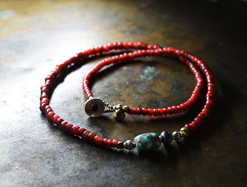 Necklace of old Tibetan turquoise and ancient agate, old tin Silver and old orissa brass, and multicolored white hearts - Necklaces - Glass Red