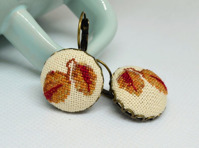 Fallen leaf embroidered earrings, Cross stitch autumn jewelry - ต่างหู - งานปัก สีนำ้ตาล