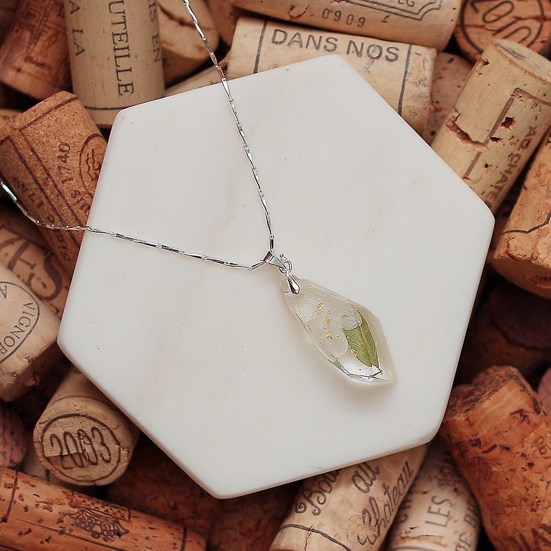 Hua Shuo · Original Brand / Real Flower Gemstone Necklace Series. White Hydrangea and Leaf/ Preserved Flower/ Sterling Silver/ - Necklaces - Plants & Flowers White
